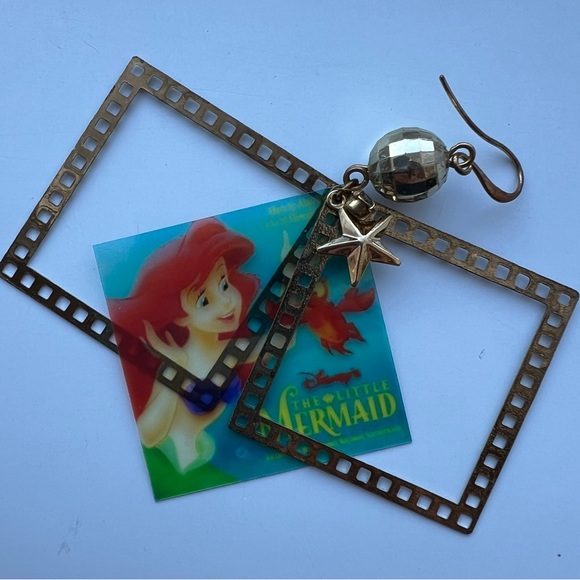 Disney little mermaid and Sebastian dangling film earring - Picture 2 of 2
